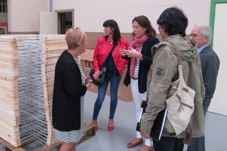 La gerente de AEDIS en el taller de carpintería del C.E.E Aspaber